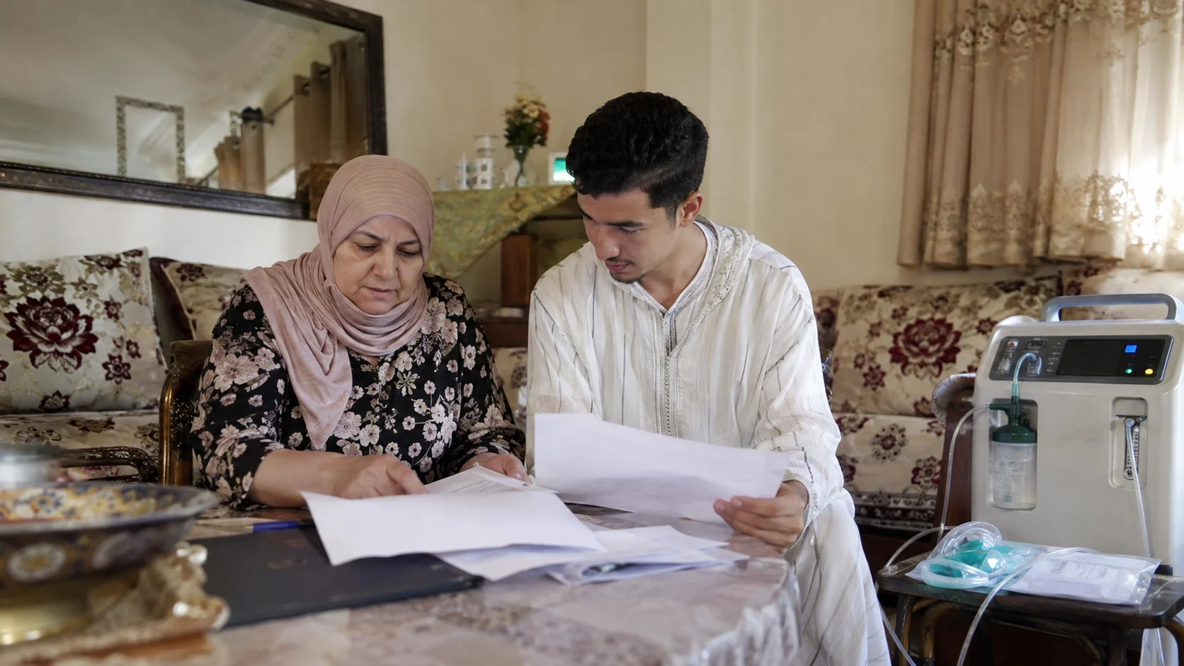 Comment louer concentrateur oxygène Marrakech, une famille se préparant à recevoir un concentrateur d'oxygène à domicile.